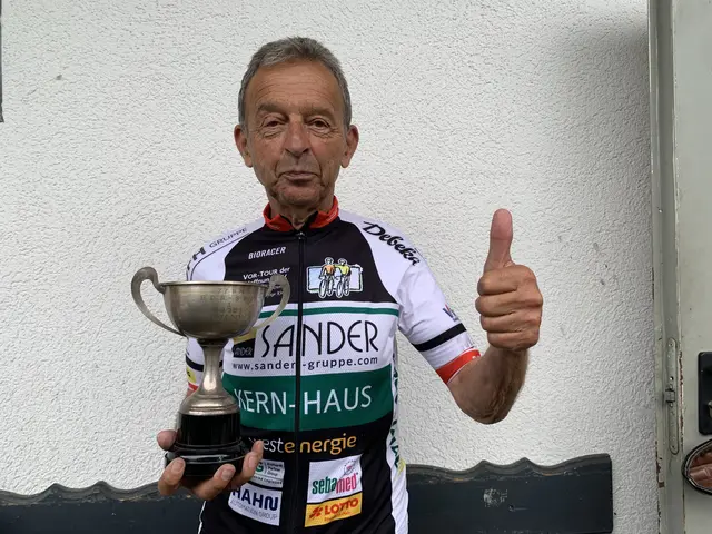 Rudi Birkmeyer mit seinem Pokal von 1970 aus Israel | Foto: Michael Sonnick