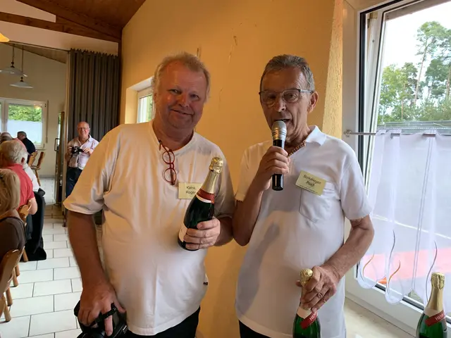 Rudi Birkmeyer (rechts) bedankt sich bei Fotograf Roger Klenk | Foto: Michael Sonnick