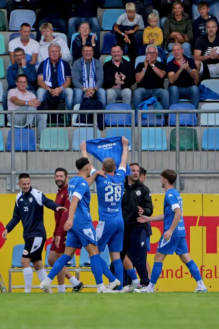 Emotionales Zeichen: Dennis Krob hält nach dem 1:0 das Trikot des verletzten Manuel Grünnagel in die Höhe. | Foto: Erik Stegner