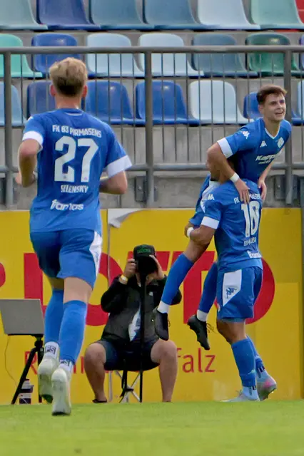 Doppeltorschütze Nico Wiltz lässt sich nach seinem Treffer von den Mitspielern feiern. | Foto: Erik Stegner