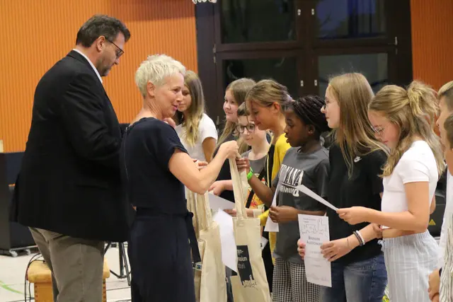 Der Stellvertretende Schulleiter Frank Dick und Anja Voigt überreichen Urkunden und Preise für besondere Leistungen | Foto: Scikingen-Gymnasium Landstuhl