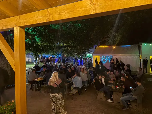 Auch im Freien feierten viele Besucher die Kerwe Morlautern | Foto: Alexander Lenz/gratis