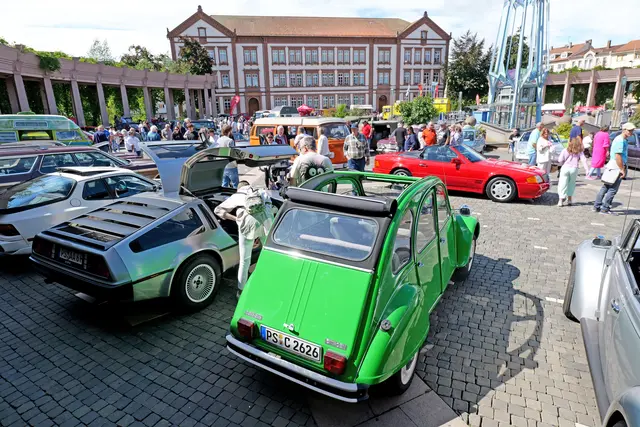 Blickfang auf dem Exe: Zwischen Citroën 2CV, DeLorean und Mercedes SL gab es bei „PS & Kaffee“ in Pirmasens automobile Vielfalt zu bestaunen. | Foto: Erik Stegner