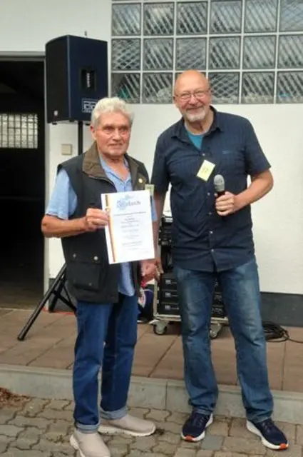 Gildemeister Tom Finkes ehrt Theo Herberger für 15 Jahre Mitgliedschaft in der Bundes-Ehren-Gilde e. V.  | Foto: Roger Klenk