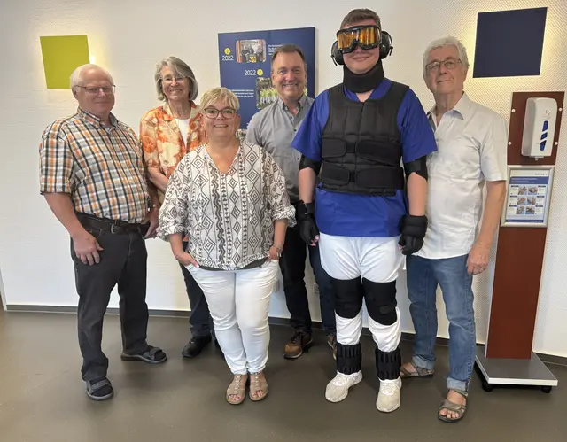 Von links nach rechts: Hartmut Rudolph (Pflegeverein Appeltal), Regina Mayer-Oelrich (Ev. Krankenpflegeverein Winnweiler), Angela Schey (Ausbildungsleiterin und Stv. Pflegedienstleiterin der Sozialstation), Norbert Pasternack (GF Sozialstation), Maximilian Gauch (Auszubildender zum Pflegefachmann, Westpfalz-Klinikum) und Christian Rust (Ev. Krankenpflegeverein Rockenhausen). | Foto: Ökumenische Sozialstation Rockenhausen