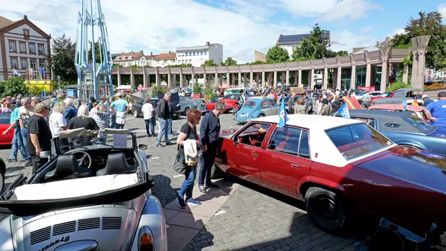 Volles Haus: Hunderte Besucher drängten sich zwischen Klassikern, US-Cars und Youngtimern auf dem Exerzierplatz. | Foto: Erik Stegner