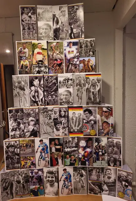 Knapp 50 "Tischaufsteller" erstellte Jockel Faulhaber, die Rudi zusammenkleben durfte, für das schöne Event!  | Foto: Rudi Birkmeyer