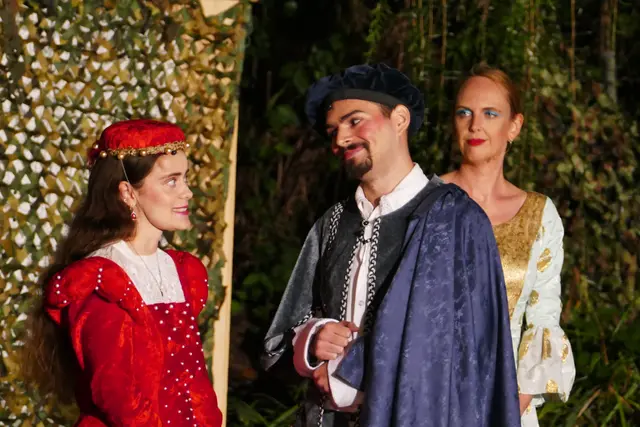 Fürstliches Paar: v.l. Prinzessin Elisabeth Stuart (Maira Giessler), Kurfürst Friedrich V (Cameron Strenge), Hanna Meinhard (Manuela Benz). | Foto: I. Feise (2025)