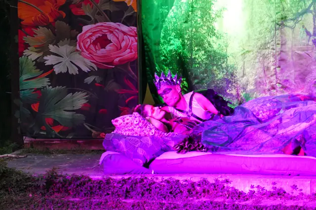 Magische Tücke: Oberon (Daniel Fuchs) träufelt Titania (Mirka Besch) einen Zaubertrank in die Augen | Foto: H. Feise (2025)