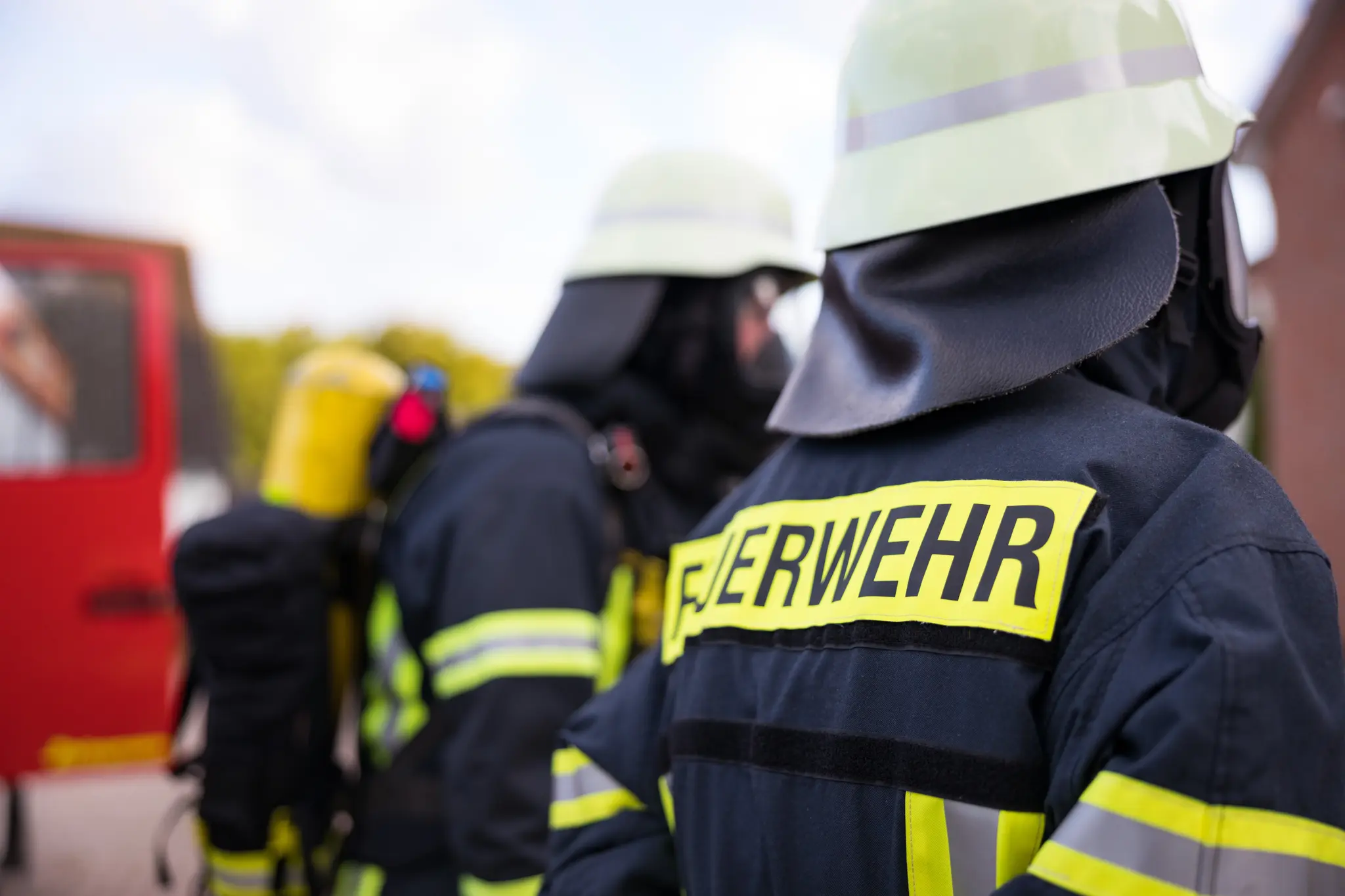 Brand-einer-Gartenh-tte-Gasflasche-l-st-wohl-Feuer-aus