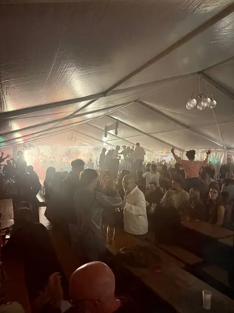 Mega Stimmung im Festzelt ... | Foto: Alexander Lenz/gratis
