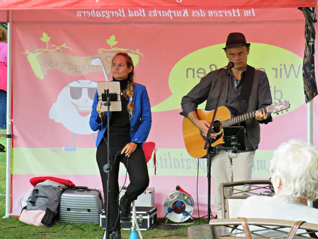 Carlo Pappalardo mit Gitarre und Gesang sowie Andrea Weber mit Gesang | Foto: Brigitte Melder
