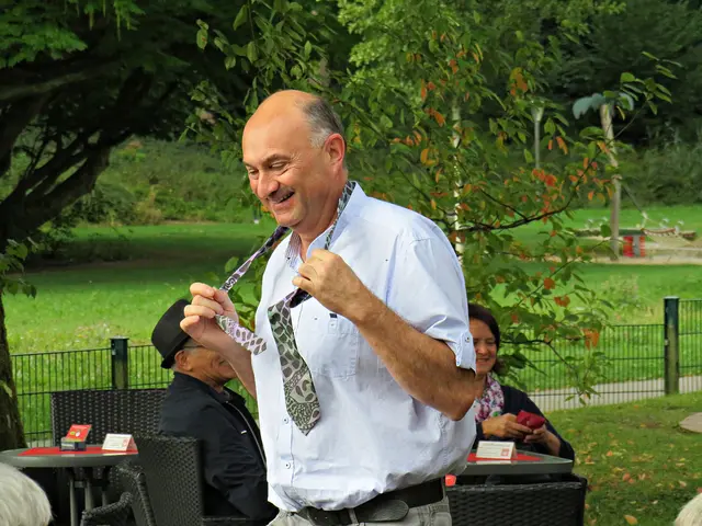 Bürgermeister mit ersteigerter Krawatte | Foto: Brigitte Melder