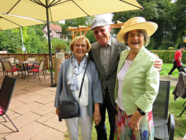 Gertrug Schwall aus Leinsweiler (mit Hut) Treffen mit Freunden Bernd Behret und Erika Hohtanz | Foto: Brigitte Melder