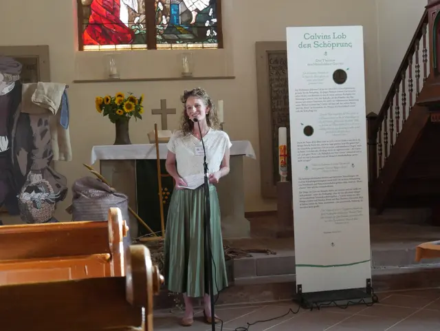 Pfarrerin Maria Götz bei ihrer Ansprache. Sie lädt auch recht herzlich zum Gottesdienst in der Ausstellung ein. (Termin: Sonntag, 14.09.2025 um 10 Uhr) | Foto: Waldenserverein Palmbach e. V.