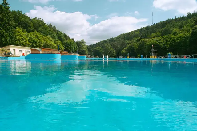 Nach den bisherigen Erkenntnissen verschafften sich die Einbrecher gewaltsam Zutritt, indem sie eine Tür zum Kassenhaus im Freibad Waschmnühle aufhebelten | Foto: Jens Vollmer
