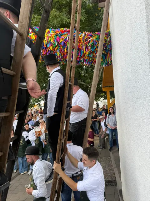 Sieben Kerwepfarrer auf der Leiter | Foto: Alexander Lenz