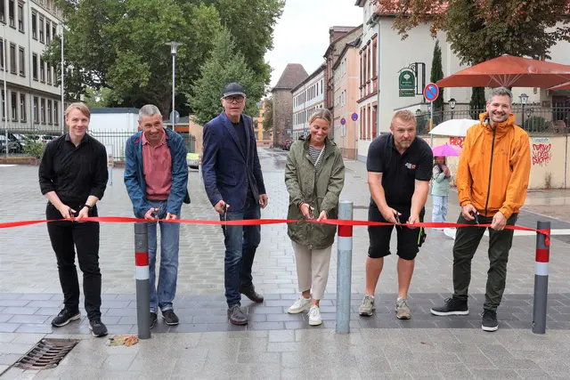 Bahn frei: Oberbürgermeister Dominik Geißler (3.v.l.) gab jetzt mit Bürgermeister Lukas Hartmann (links), Ralf Bernhard (2.v.l.) sowie Vertretenden der ausführenden Baufirma die Waffenstraße wieder offiziell für den Verkehr freigegeben | Foto: Stadt Landau