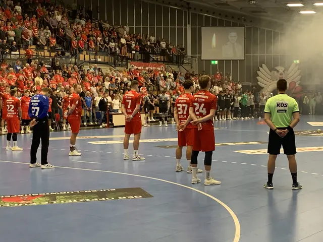 Gedenkminute beim Eulen-Heimspiel zu Ehren des erschossenen Polizisten in Völklingen | Foto: Michael Sonnick