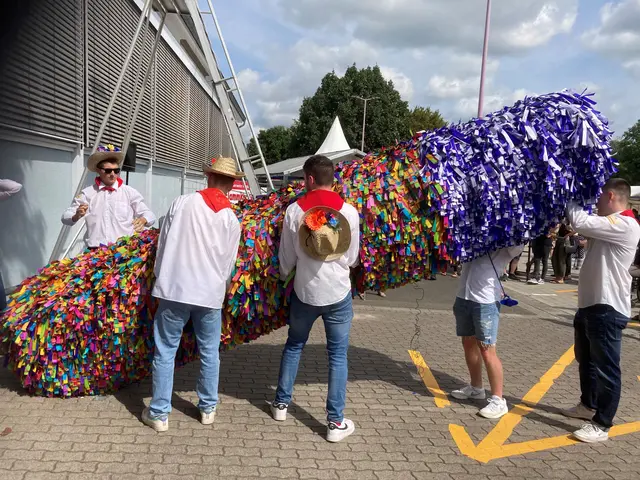 Ein Kraftakt: das Hochhieven des bunten Kerwestraußes | Foto: Luca Schwarm/gratis