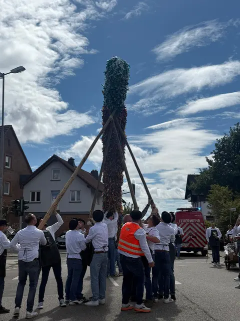 Das Aufstampfen oder "Aufstumpen": An markanten Punkten entlang der Umzugsstrecke wird der Strauß aufgestellt und der Kerweruf ertönt | Foto: Alexander Lenz