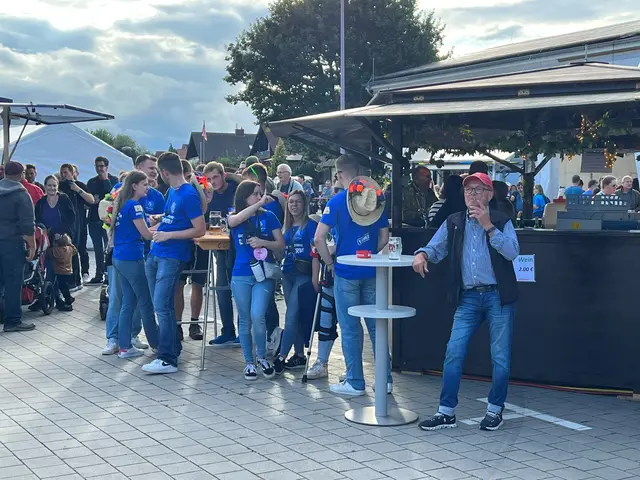 Blau und Weiß: Zum Feiern an den anderen Tagen tragen die Straußburschen und Straußmädchen ein blaues T-Shirt mit weißer Schrift – die Farben des Dorfwappens  | Foto: Luca Schwarm/gratis