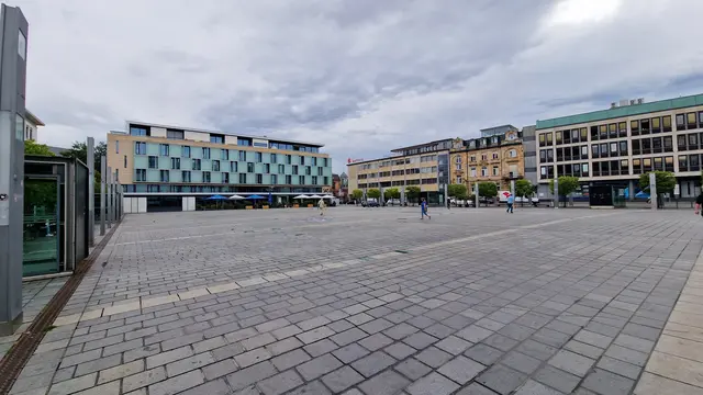 Am Freitagabend kam es auf dem Stiftsplatz in Kaiserslautern zu einem Polizeieinsatz, nachdem eine drohende Auseinandersetzung zwischen zwei Männern eskalierte | Foto: Ralf Vester