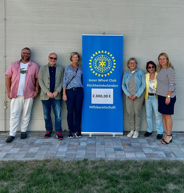 Präsidentin Daniela Wurster überreichte gemeinsam mit zwei Clubfreundinnen den symbolischen Scheck an die Vertreter der Lebenshilfe | Foto: Inner Wheel Club Kibo