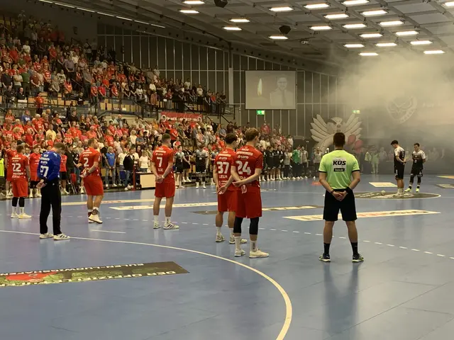 Gedenkminute beim Eulen-Heimspiel zu Ehren des erschossenen Polizisten in Völklingen | Foto: Michael Sonnick