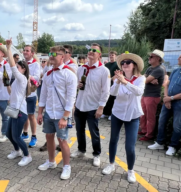 Herausgeputzt: Weißes Hemd oder Bluse, rotes Halstuch und ein Strohhut gehören sonntags zum Outfit der Straußjugend | Foto: Luca Schwarm/gratis