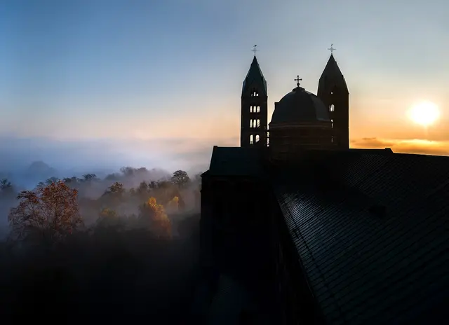 Der Dom vor der aufgehenden Sonne – das Titelmotiv der diesjährigen Internationalen Musiktage zum Thema „Glaube" | Foto: Domkapitel Speyer/Klaus Landry