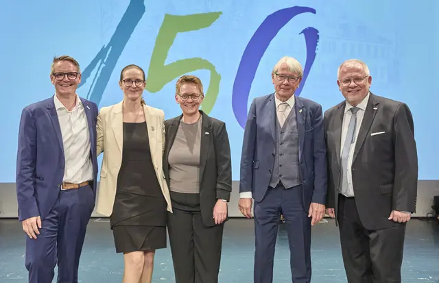 V.l.n.r.: Jan Jungkind, Kaufmännischer Direktor LUFA, Dr. Diana Bunzel, Wissenschaftlich-Technische Direktorin LUFA, Tanja Hermann, Moderatorin und Referatsleiterin Bezirksverband Pfalz, Dr. Klaus Weichel, stellvertretender Vorsitzender des Bezirksverband Pfalz, und Hans-Ulrich Ihlenfeld, Vorsitzender des Bezirksverbands Pfalz
| Foto: Thomas Brenner/gratis