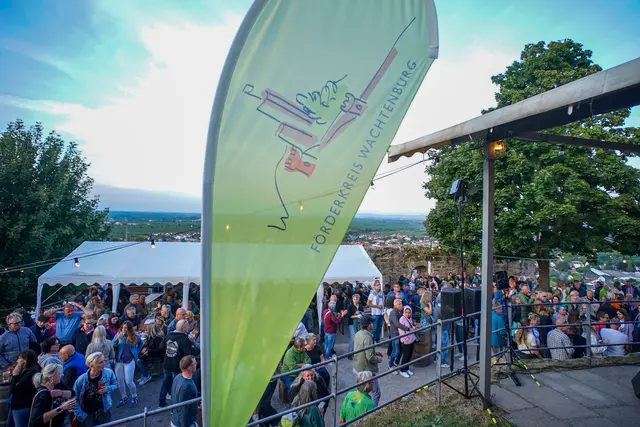 Zum traditionellen Burgfest auf der Wachtenburg zog es auch in diesem Jahr wieder zahlreiche Besucher aus nah und fern auf den „Balkon der Pfalz“. | Foto: Förderkreis Wachtenburg
