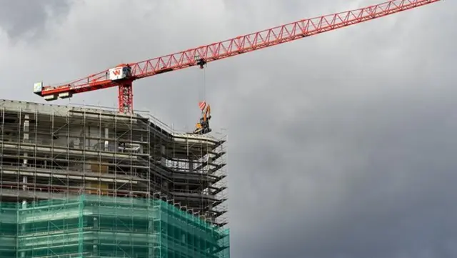 Minibagger landet auf dem Dach des Rathausturms | Foto: Stadt Ludwigshafen