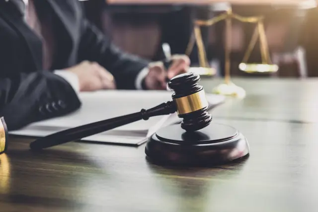 Kurz vor dem Haupteingang des Amtsgerichts versuchte die Frau, sich der Maßnahme zu entziehen und zu fliehen | Foto: Freedomz/stock.adobe.com
