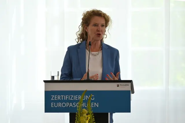 Staatssekretärin Heike Raab, die Bevollmächtigte beim Bund sowie für Europa und Medien, betonte: „Die Zukunft Europas lebt von den Ideen und dem Engagement junger Menschen. Ich freue mich sehr, dass unsere Europaschulen die Chancen, die sich durch die besondere geografische Lage Rheinland-Pfalz im Herzen Europas ergeben, nutzen. Sie bringen den Schülerinnen und Schülern Europa näher und leisten einen wichtigen Beitrag zur Verbreitung des europäischen Gedankens.“ | Foto: Sickingen-Gymnasium Landstuhl