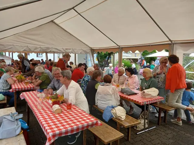 Geselliges Beieinander im Festzelt  | Foto: Ortsgemeinde Lug