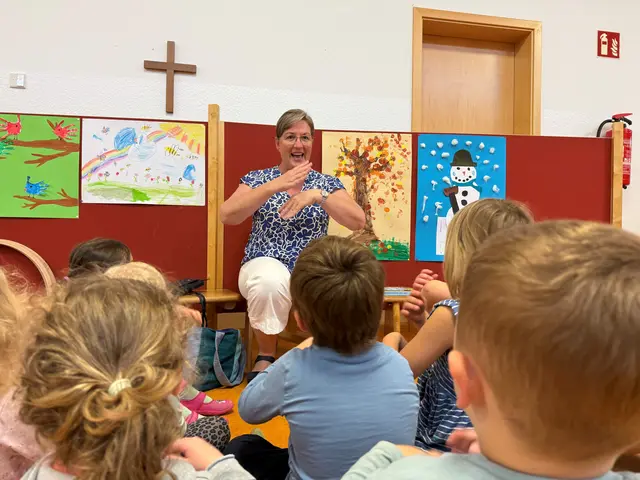 Musik, Bewegungen und Gebärdensprache nutzte Sonja Oellermann zur Sprachförderung im Kindergarten der Paul-Gerhardt-Gemeinde. Hier: „Die Vier Jahreszeiten“ von Antonio Vivaldi. | Foto: gilbert bürk
