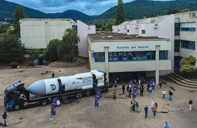 Countdown in Neustadt: Der silberglänzende Spacebuzz One vor der Georg-von-Neumayer-Realschule plus. | Foto: Stadt Neustadt