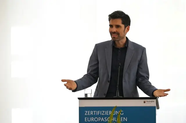 Bildungsminister Sven Teuber zeigt sich bei der Veranstaltung stolz über den Erfolg des Projektes „Europaschule des Landes“ | Foto: Sickingen-Gymnasium Landstuhl