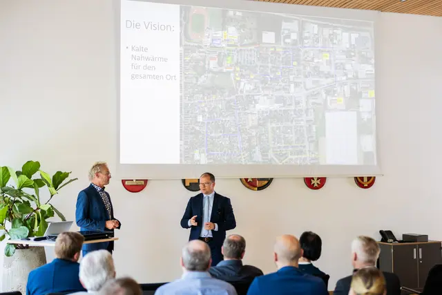 Bundesumweltminister Carsten Schneider und Bürgermeister Axel Wassyl, beim Besuch des Nahwärmenetzes in Offenbach an der Queich im Rathaus. Bundesumweltminister Schneider bereist bei seiner Pressereise zwei Tage lang Rheinland-Pfalz mit Stationen beim Daimler Truck-Werk, einem Bio-Winzer und BASF. | Foto: Christoph Soeder