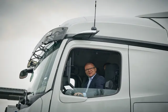Bundesumweltminister Carsten Schneider und Ministerpräsident Alexander Schweitzer besuchen Daimler Truck Standort in Wörth am Rhein | Foto: Daimler Truck AG