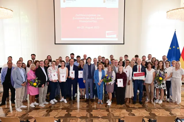 Die Vertreter der 18 Europaschulen des Landes Rheinland-Pfalz, die mit einem Zertifikat ausgezeichnet worden sind. | Foto: Sickingen-Gymnasium Landstuhl