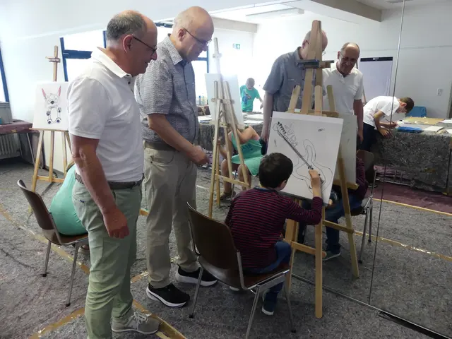 Über die Schulter geschaut beim Malkurs – Andreas Gehard und Gilbert Bürk von der Bürgerstiftung Bruchsal (v.l.) | Foto: agenturart