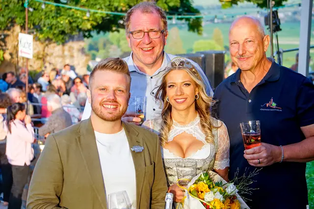 Sie waren bereits bei der Eröffnung des diesjährigen Wachenheimer Burgfestes bester Laune (von links): Manuel Reuther, Torsten Bechtel, Conny I. und Willy Bohl.
| Foto: Förderkreis Wachtenburg