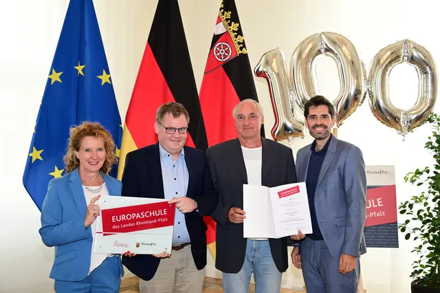 Staatsminister Teuber überreicht Herrn Neukirch und Herrn Lieser, die sich am Sickingen-Gymnasium Landstuhl in besonderem Maße für die Zertifizierung als Europaschule eingesetzt haben, die Urkunde. | Foto: Sickingen-Gymnasium Landstuhl