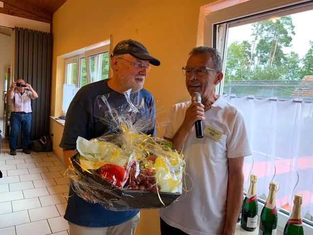 Rudi Birkmeyer überreicht Jockel Faulhaber ein kleines "Dankeschön" für die tolle kreative Arbeit die er schon jahrelang für das "Sportlertreffen leistet! | Foto: Michael Sonnick