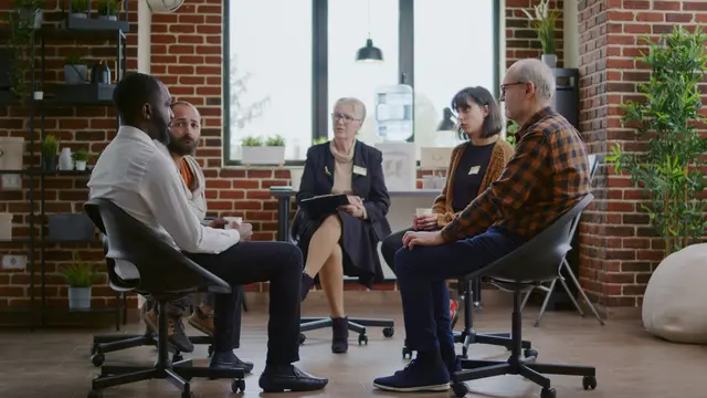 Gespräche können in Krisensituationen helfen; Symbolbild | Foto: DC Studio/stock.adobe.com
