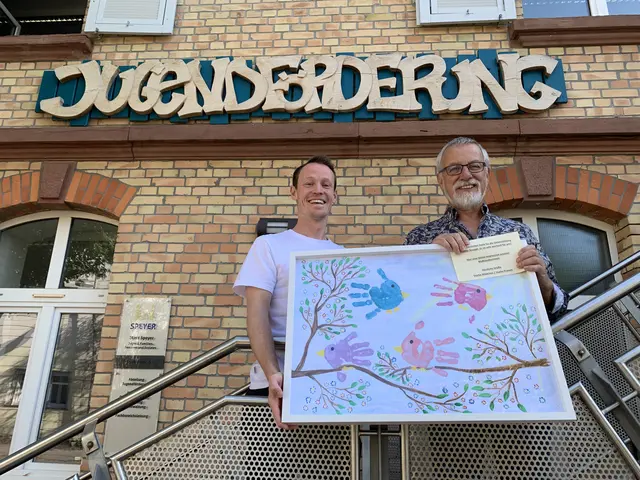 Als Zeichen des Dankes für die wertvolle Unterstützung gestalteten die Teilnehmerinnen farbenfrohe Bilder | Foto: Stadt Speyer