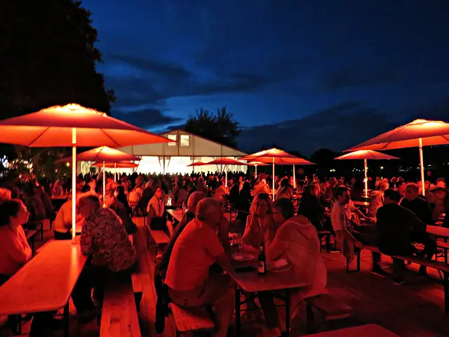 Im Hintergrund das Zelt mit Filmgespräch | Foto: Brigitte Melder